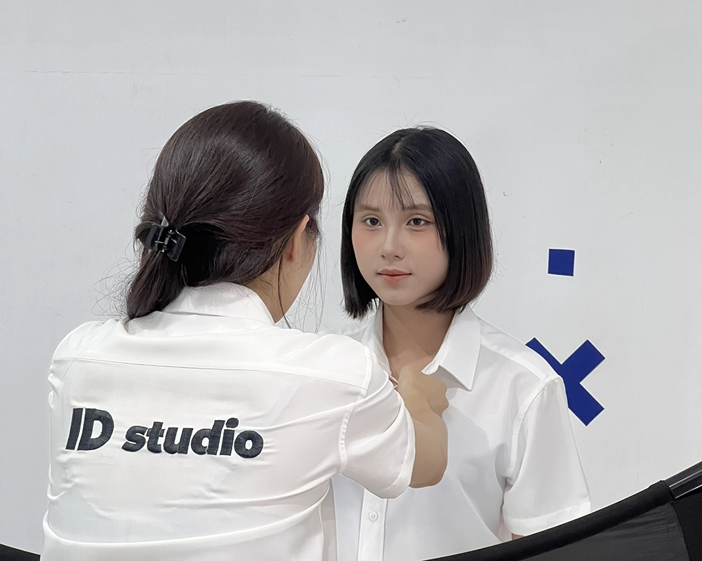 chụp ảnh thẻ tại Bình Dương với nhân viên hỗ trợ chỉnh trang phục và tư thế trước khi chụp