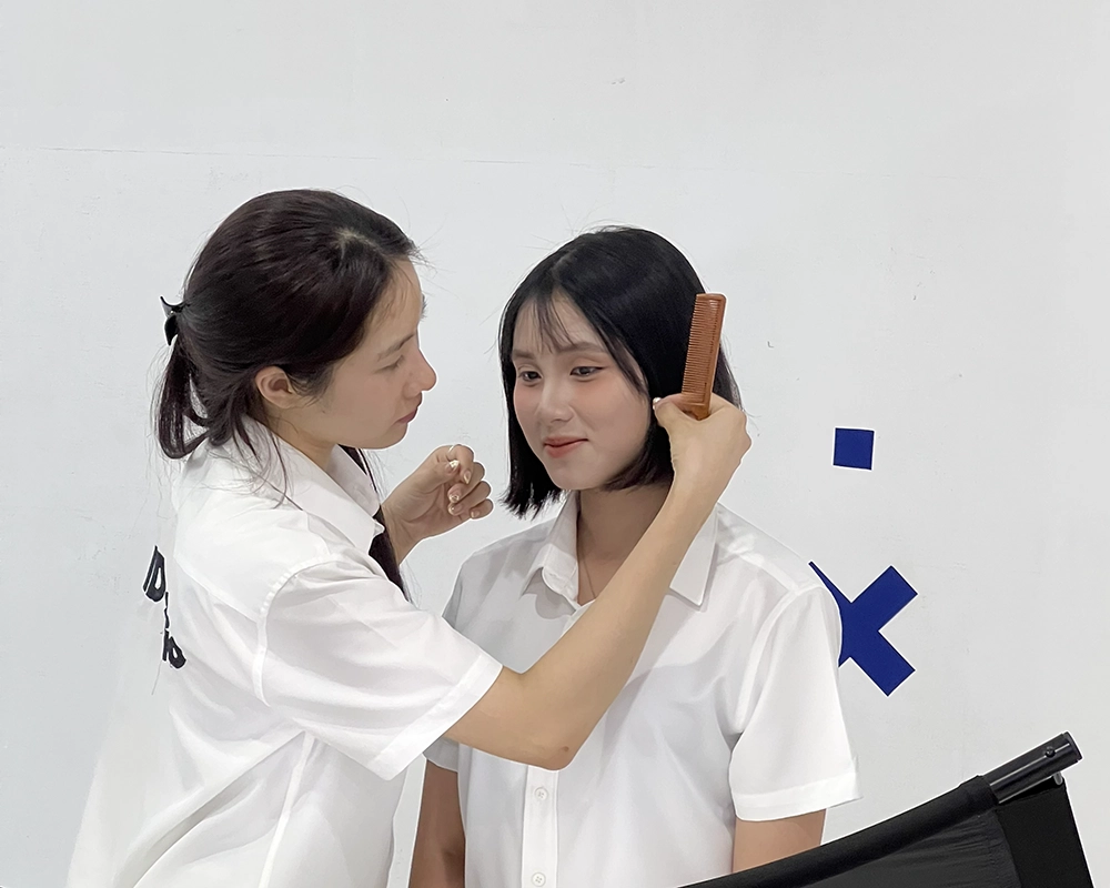 chụp ảnh thẻ tại Bình Dương với nhân viên hỗ trợ chỉnh tóc trước khi chụp