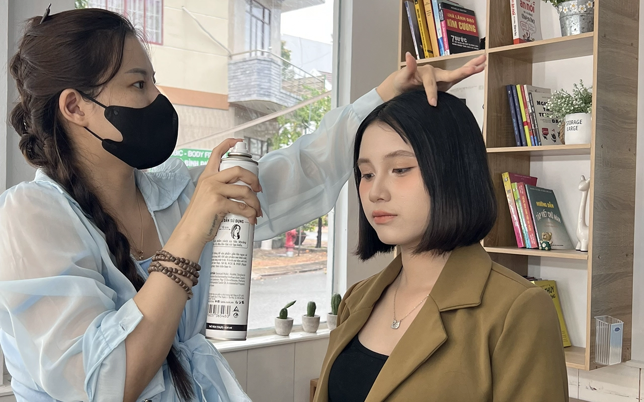 khách hàng được makeup kỹ trước khi chụp ảnh CV tại studio bình dương